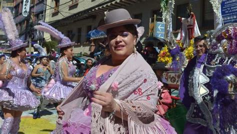 Prada cambia el turbante por el sombrero en el Gran .